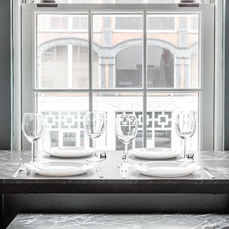 Homely 2 Beds Apt Up To 5 Guests-Wifi By Tent Serviced Apartments Чертси Экстерьер фото