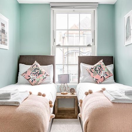 Homely 2 Beds Apt Up To 5 Guests-Wifi By Tent Serviced Apartments Чертси Экстерьер фото