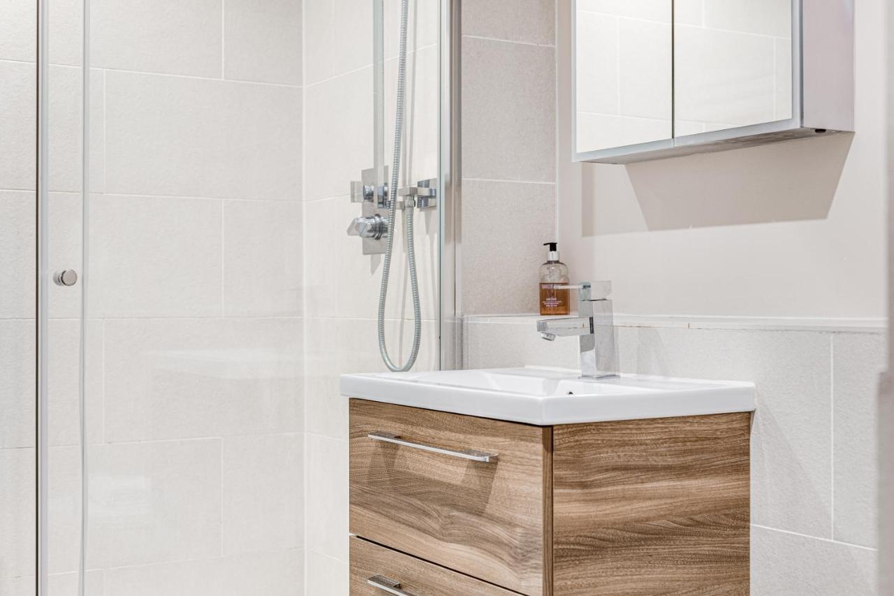 Homely 2 Beds Apt Up To 5 Guests-Wifi By Tent Serviced Apartments Чертси Экстерьер фото
