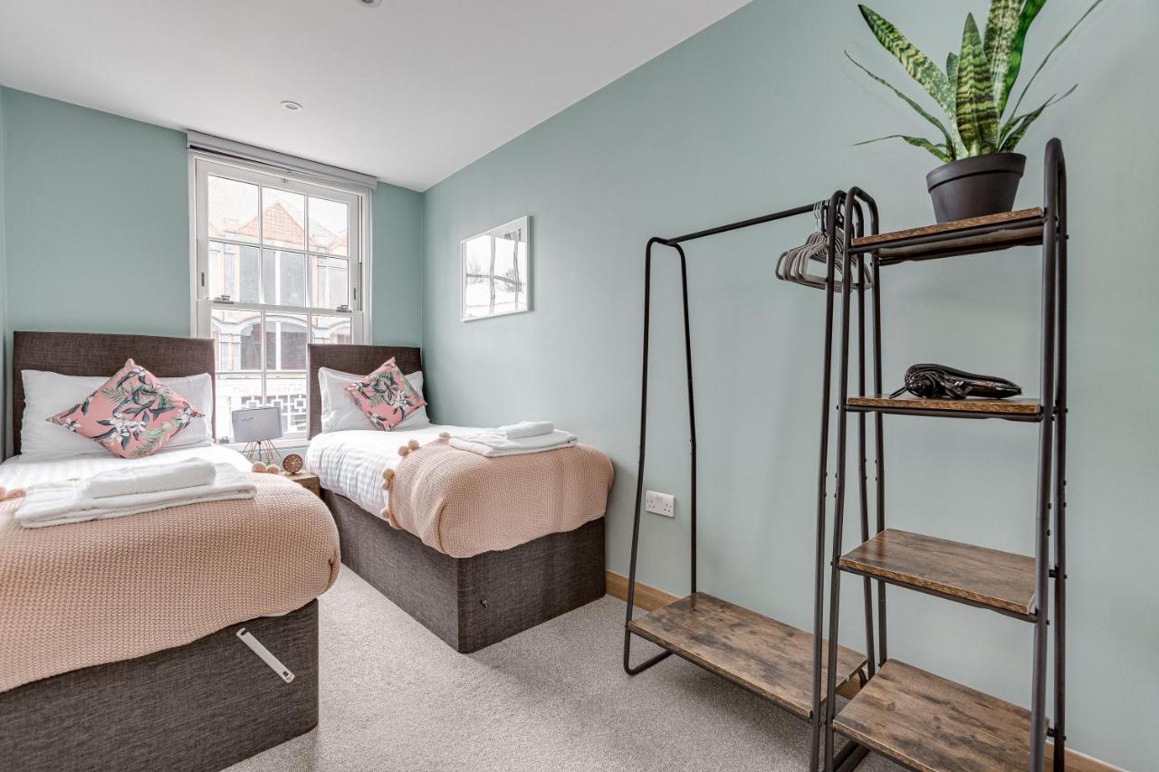Homely 2 Beds Apt Up To 5 Guests-Wifi By Tent Serviced Apartments Чертси Экстерьер фото