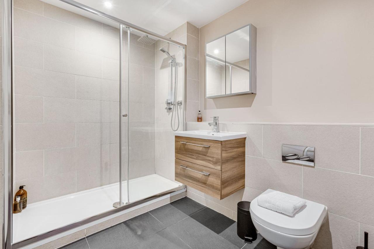 Homely 2 Beds Apt Up To 5 Guests-Wifi By Tent Serviced Apartments Чертси Экстерьер фото