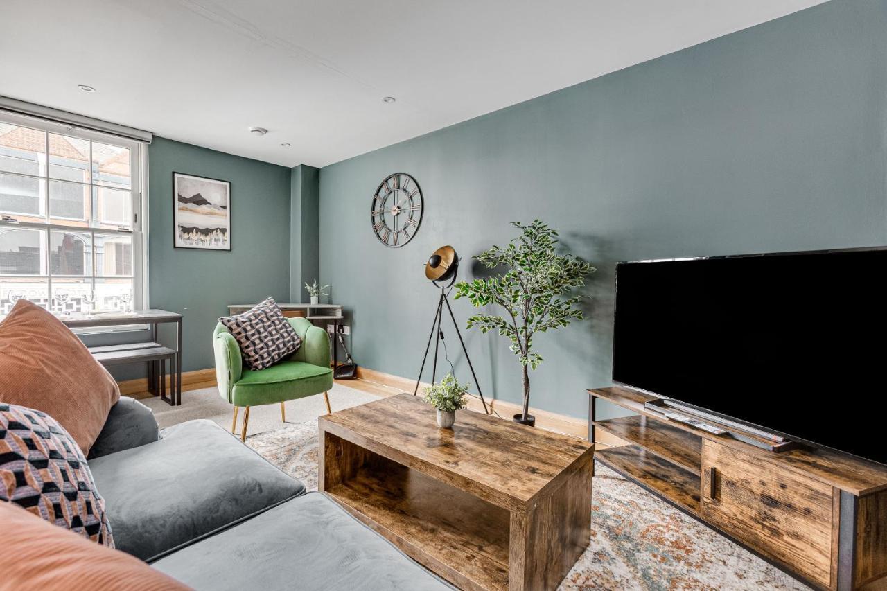 Homely 2 Beds Apt Up To 5 Guests-Wifi By Tent Serviced Apartments Чертси Экстерьер фото