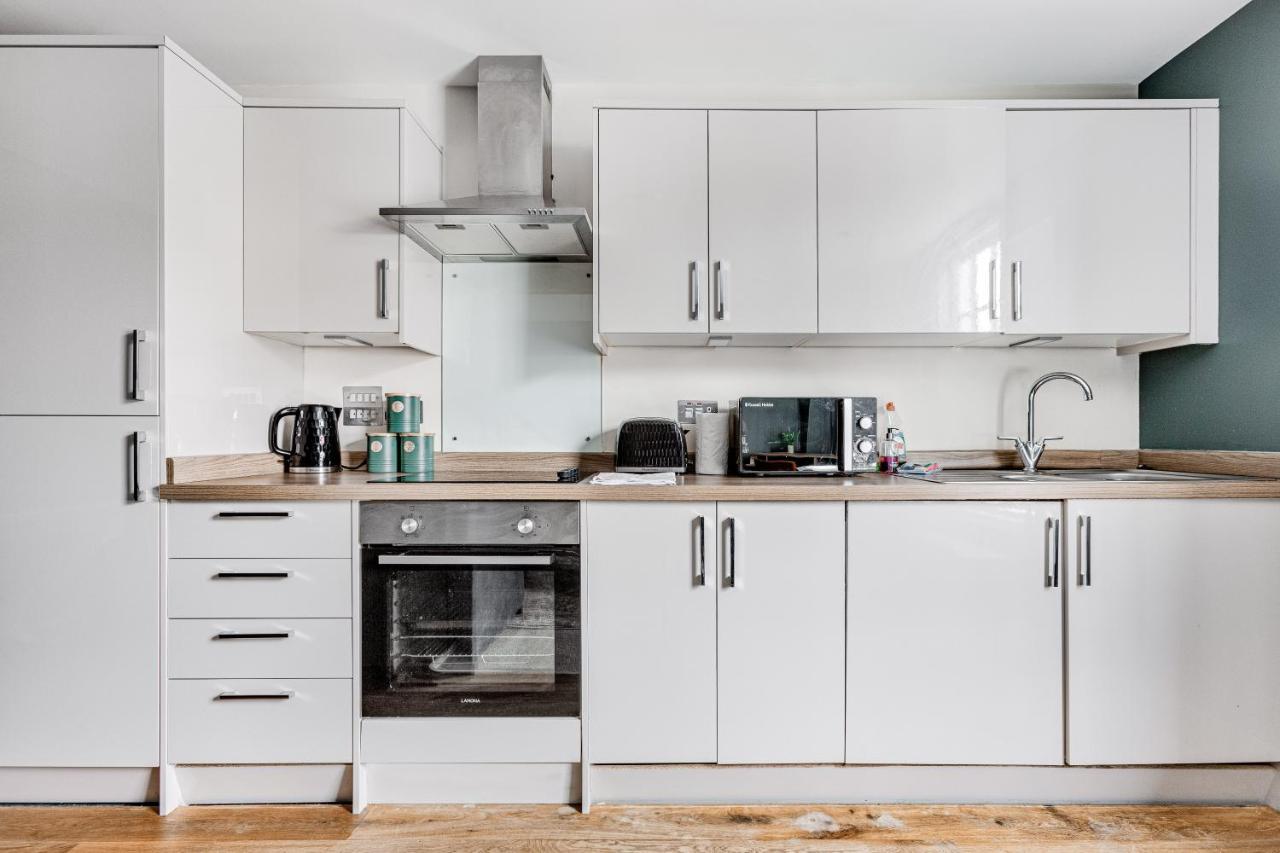 Homely 2 Beds Apt Up To 5 Guests-Wifi By Tent Serviced Apartments Чертси Экстерьер фото