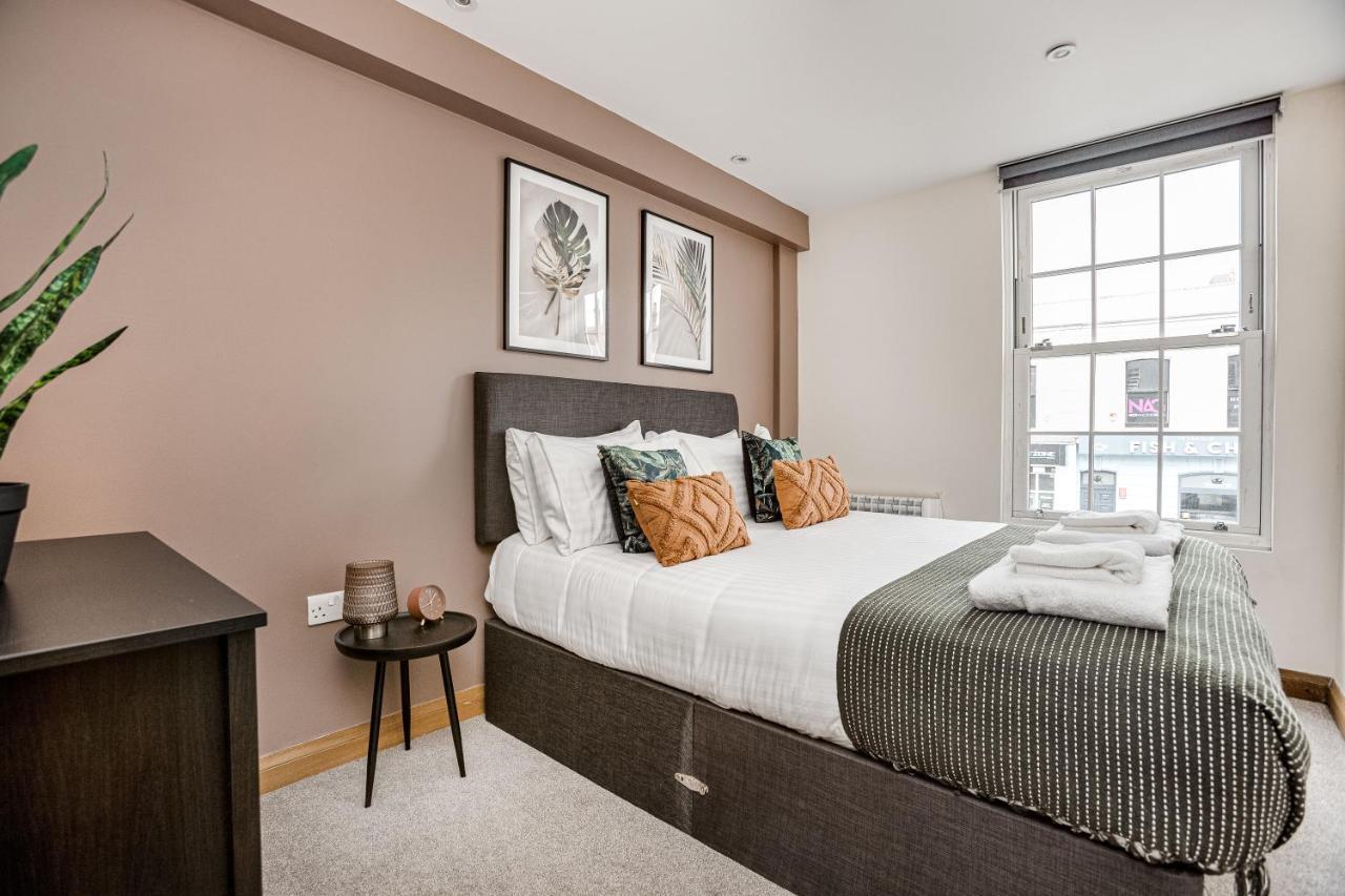Homely 2 Beds Apt Up To 5 Guests-Wifi By Tent Serviced Apartments Чертси Экстерьер фото