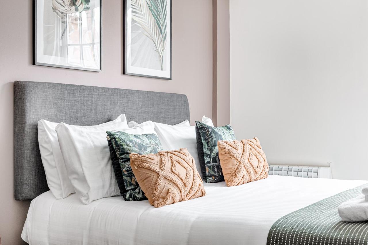 Homely 2 Beds Apt Up To 5 Guests-Wifi By Tent Serviced Apartments Чертси Экстерьер фото